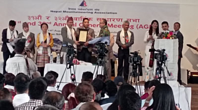 Asian Hiking Team is Awarded by NMA